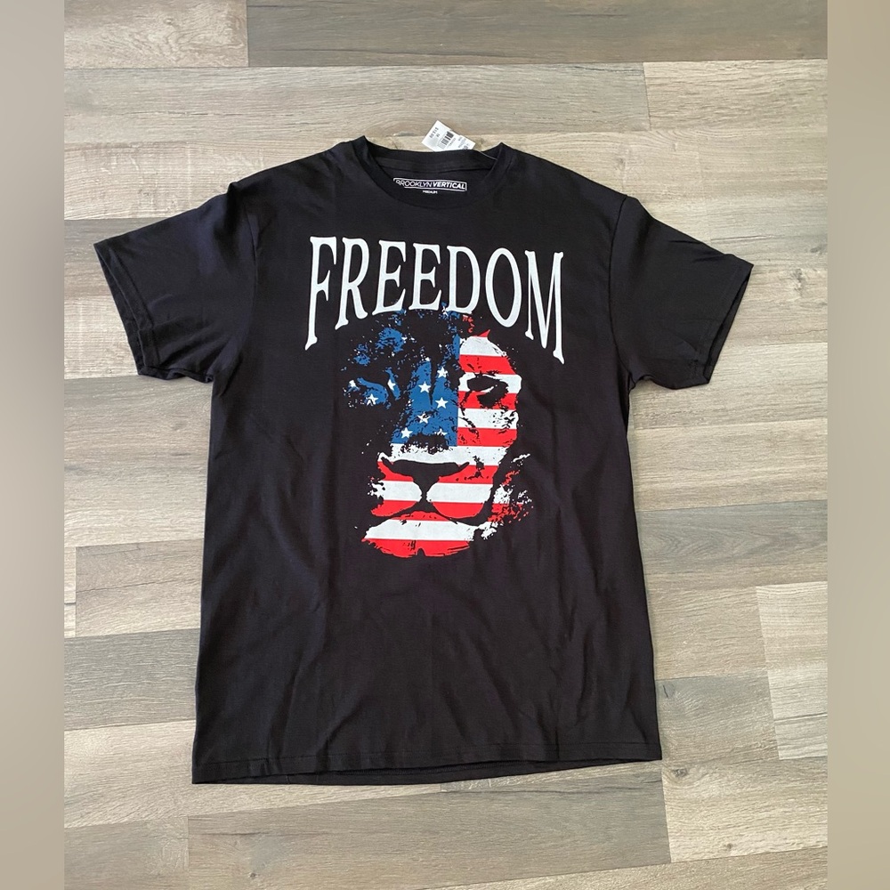 BROOKLYN VERTICAL Freedom Men’s T-Shirt Medium Lion Red White and Blue Cotton